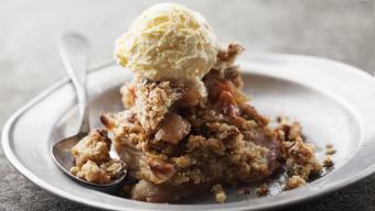 apple cobbler with ice cream